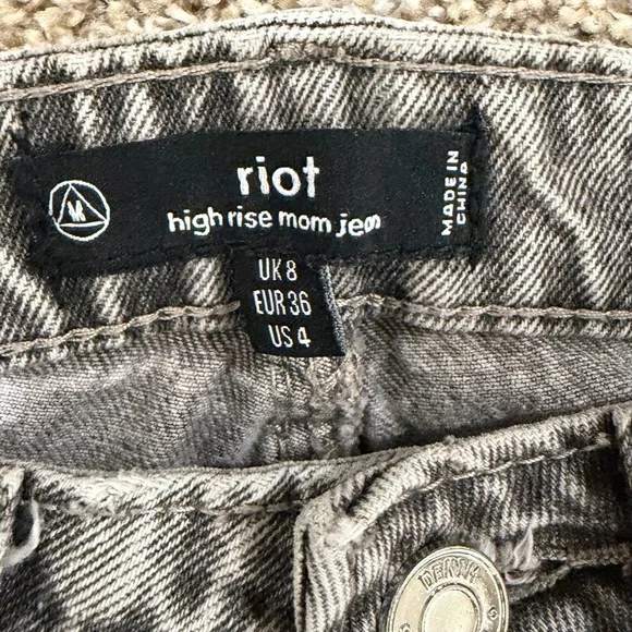 Missguided Grey Distressed Boyfriend Jeans - Picture 3 of 4